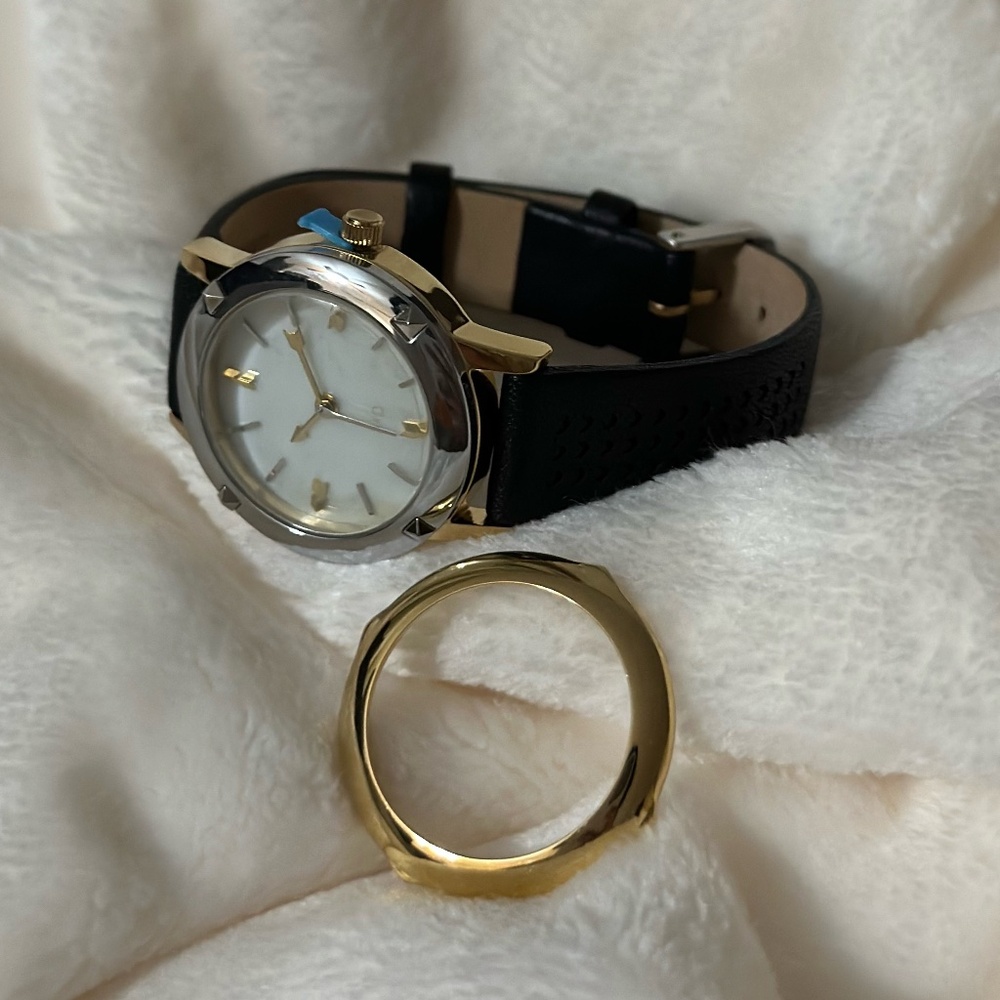 Changeable watch w/ black leather